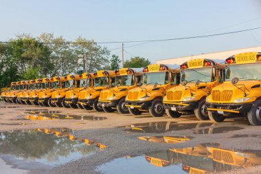 Sarı okul otobüsleri hafta sonları depoda sıraya girerdi. Usa..
