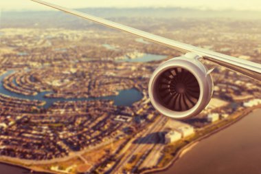 Redwood Shores State Deniz Parkı ve Foster şehrinin üstündeki uçak motoru. San Francisco mu? Kaliforniya mı? Usa