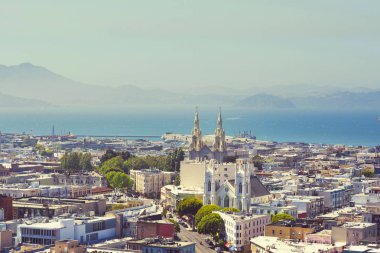 Lombard Caddesi 'nden North Beach, St. Peter ve Paul kilisesi manzaralı. San Francisco, California, ABD.