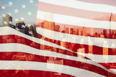 Amerikan bayrağı ve New York City, Manhattan 'ın gökdelenleriyle çifte çekim. Usa. Kavram