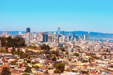 Güneşli bir günde gökdelenli şehir manzarası 