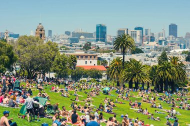 San Francisco, Usa - 28 Mayıs 2018: Dolores Park ziyaretçileri San Francisco arka planı, Ca. 