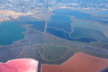 Don Edwards 'daki Tuz Göletleri' nin havadan görünüşü. San Francisco Körfezi Ulusal Vahşi Yaşam Sığınağı. Kaliforniya mı? ABD, 