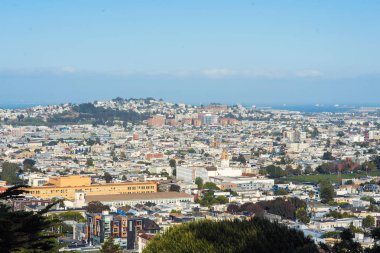 San Francisco şehri ve güneşli bir günde şehir merkezinin ufuk çizgisi. Kaliforniya, Usa