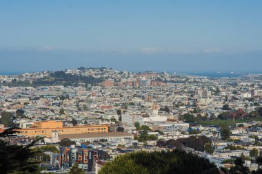 San Francisco şehri ve güneşli bir günde şehir merkezinin ufuk çizgisi. Kaliforniya, Usa