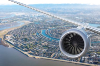 Redwood Shores State Deniz Parkı ve Foster şehrinin üstündeki uçak motoru. San Francisco mu? Kaliforniya mı? Usa