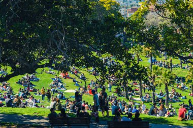 San Francisco, Usa - 28 Mayıs 2018: Dolores Park ziyaretçileri San Francisco arka planı, Ca. 
