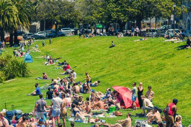 San Francisco, Usa - 28 Mayıs 2018: Dolores Park ziyaretçileri San Francisco arka planı, Ca.