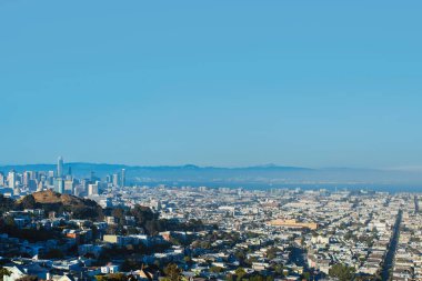 Deniz kenarındaki şehir manzarası