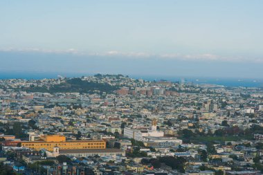 San Francisco şehri ve güneşli bir günde şehir merkezinin ufuk çizgisi. Kaliforniya, Usa