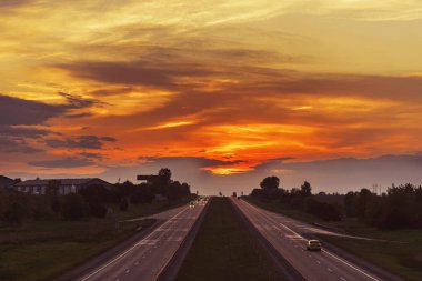 Dağlarda akşam yolu.