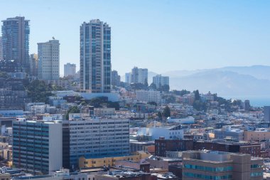 San Francisco şehir merkezinde güneşli bir günde tipik binalar ve gökdelenler. Kaliforniya, Usa