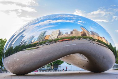 Chicago, Usa - 26 Mayıs 2018: Chicago 'daki Milenyum Parkı olarak da bilinen Bulut Kapısı' nın metal yüzeyinde şehir binalarının yansıması. Illinois, Amerika Birleşik Devletleri.