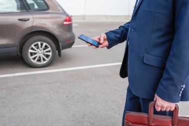 Müşteri kapıyı açmak için cep telefonunu tutuyor. Araba paylaşım servisi veya kiralama kavramı. 