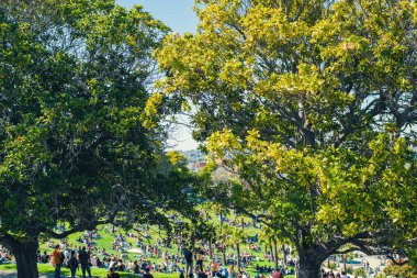 San Francisco, Usa - 28 Mayıs 2018: Dolores Park ziyaretçileri San Francisco arka planı, Ca. 