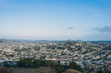 Gökyüzü altındaki şehir manzarasının panoramik görünümü