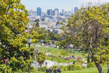 San Francisco, Usa - 28 Mayıs 2018: San Francisco geçmişi ve hafta sonları Dolores Park ziyaretçileri. 
