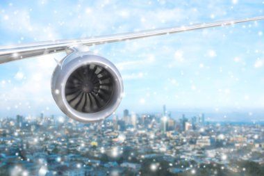 San Francisco üzerinde uçak motoru Kış kar yağışında