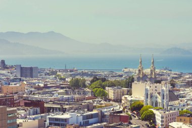 Lombard Caddesi 'nden North Beach, St. Peter ve Paul kilisesi manzaralı. San Francisco, California, ABD.