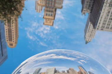 Chicago, Usa - 26 Mayıs 2018: Chicago 'daki Milenyum Parkı olarak da bilinen Bulut Kapısı' nın metal yüzeyinde şehir binalarının yansıması. Illinois, Amerika Birleşik Devletleri.