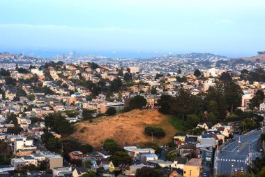 San Francisco 'nun doğusundaki Corona Heights Parkı' ndan alacakaranlıkta görüntü