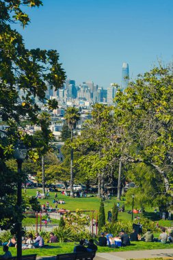 San Francisco, Usa - 28 Mayıs 2018: Dolores Park ziyaretçileri San Francisco arka planı, Ca.