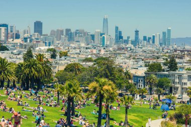 San Francisco şehir merkezi, güneşli bir günde tipik bir bina. Kaliforniya, Usa