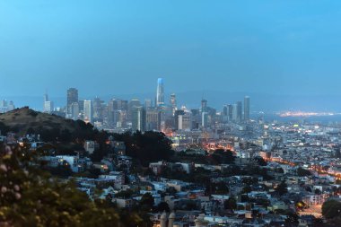 San Francisco şehri ve alacakaranlıkta şehir merkezinin ufuk çizgisi. Kaliforniya, Usa