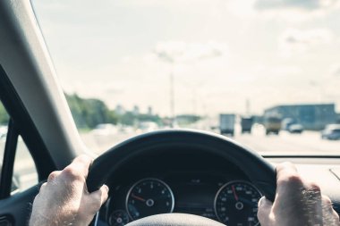 Direksiyon başında iş adamlarının seçici odak noktası, otoyolda araba sürmek.. 