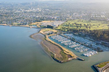 Redwood Shores State Denizcilik Parkı ve Foster Şehri 'nin havadan görüntüsü. San Francisco mu? Kaliforniya mı? Usa