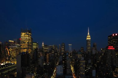New York, Usa - 01. sezon 2015: New York City, Manhattan 'ın gökdelenlerinin havadan ve panorama manzarası. Manhattan şehir merkezinin gece manzarası