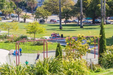 San Francisco, Usa - 28 Mayıs 2018: Dolores Park ziyaretçileri San Francisco arka planı, Ca.
