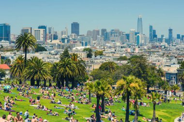 San Francisco, Usa - 28 Mayıs 2018: Dolores Park ziyaretçileri San Francisco arka planı, Ca. 