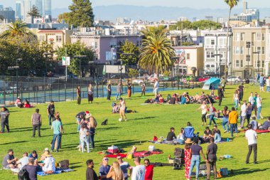 San Francisco, Usa - 28 Mayıs 2018: San Francisco geçmişi ve hafta sonları Dolores Park ziyaretçileri. 