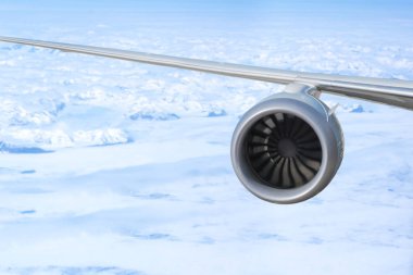 Gökyüzünde uçağın kanadının kırpılmış görüntüsü 