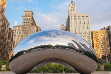 Chicago, Usa - 26 Mayıs 2018: Chicago 'daki Milenyum Parkı olarak da bilinen Bulut Kapısı' nın metal yüzeyinde şehir binalarının yansıması. Illinois, Amerika Birleşik Devletleri.