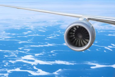 Grönland 'ın üzerinde okyanus ve buzullarla dolu bir uçak motoru.