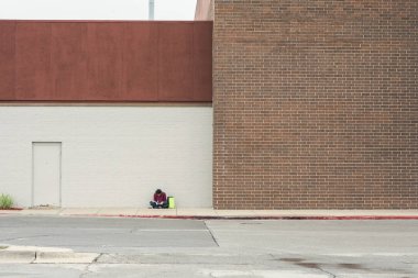 Kırmızı tuğlalı modern sokak