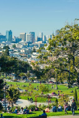 San Francisco, Usa - 28 Mayıs 2018: Dolores Park ziyaretçileri San Francisco arka planı, Ca. 