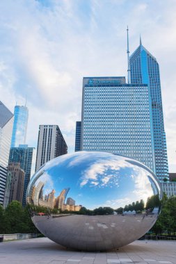 Chicago, Usa - 26 Mayıs 2018: Chicago 'daki Milenyum Parkı olarak da bilinen Bulut Kapısı' nın metal yüzeyinde şehir binalarının yansıması. Illinois, Amerika Birleşik Devletleri.