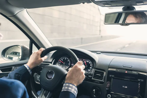 高速道路で車を運転ステアリングホイールに人間の手の選択的な焦点 上からの眺め — ストック写真