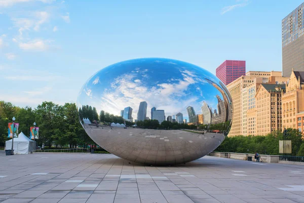 Chicago Mayo 2018 Reflexión Los Edificios Ciudad Sobre Una Superficie — Foto de Stock