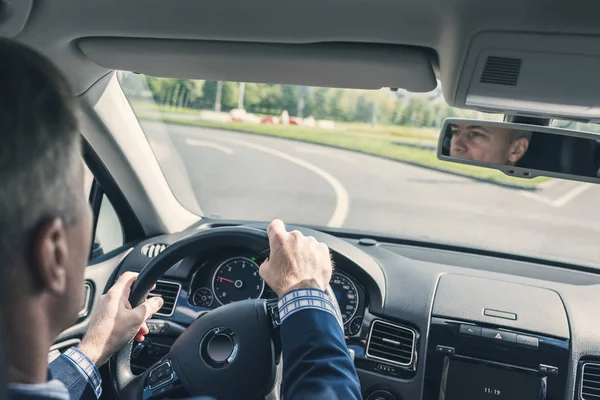 昼間はビジネスマンの運転する車を閉じて — ストック写真