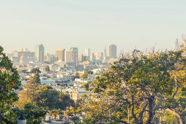 San Francisco şehir merkezi, güneşli bir günde tipik bir bina. Kaliforniya, Usa