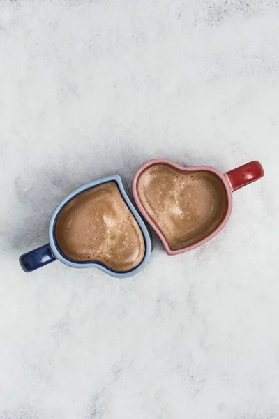Karda Kalp Şeklinde Iki Fincan Kahve Yılbaşı Kış Konsepti Instagram — Stok fotoğraf