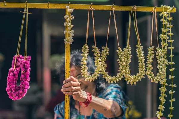 Kuala Lumpur Malaisie 2017 Une Indienne Âgée Vend Des Guirlandes — Photo