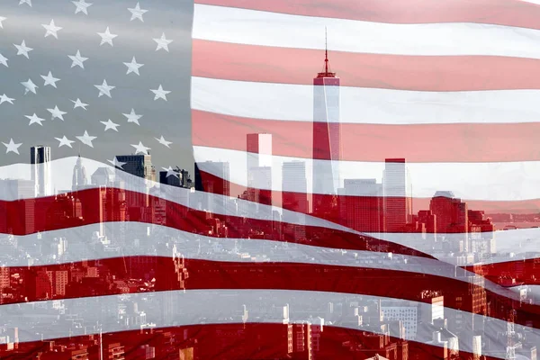 Amerikan bayrağı ve New York City, Manhattan 'ın gökdelenleriyle çifte çekim. Usa. Kavram