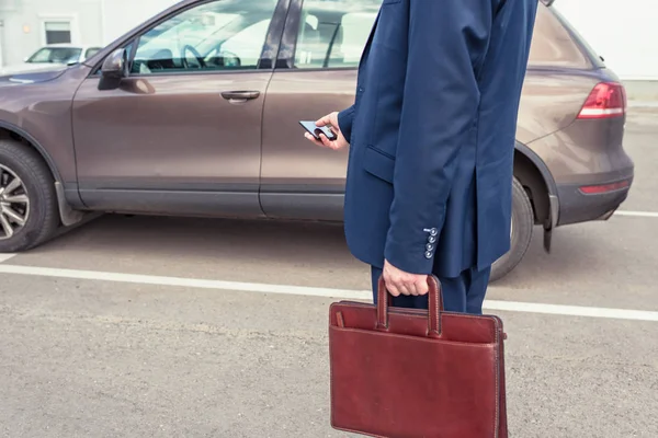 Müşteri kapıyı açmak için cep telefonunu tutuyor. Araba paylaşım servisi veya kiralama kavramı. 