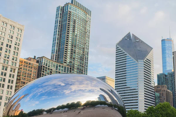 芝加哥 Usa 2018年5月26日 城市建筑在云门金属表面的反射 也被称为Bean 千禧年公园 美利坚合众国伊利诺伊州 — 图库照片