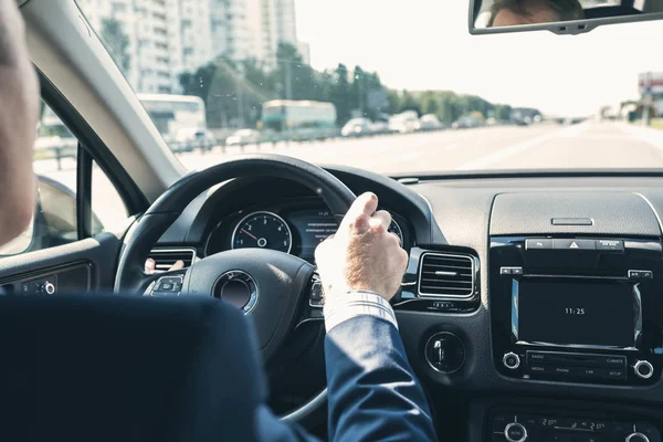 Selektiver Fokus Der Hände Des Geschäftsmannes Lenkrad Autofahren Auf Der — Stockfoto